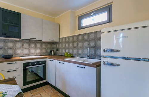 Castagneto Carducci Villa | Lovely apartment in villa for 5 people with A/C, pool, WIFI, patio, pets allowed and parking