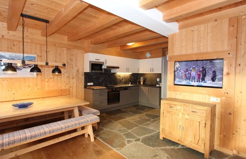 Tux House | Lovely apartment in villa for 9 people with WIFI, TV, terrace and parking