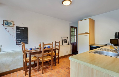 Savigny House | Lovely apartment in villa for 4 guests with WIFI, TV, pets allowed and parking