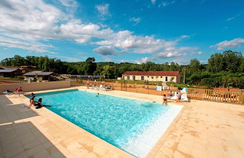 Saint-Medard House | Lovely apartment in villa for 6 guests with WIFI, pool, TV, terrace, pets allowed and parking