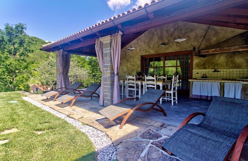 Hrastovlje Apartment | Lovely apartment with A/C, WIFI, private pool, TV, terrace, pets allowed and panoramic view