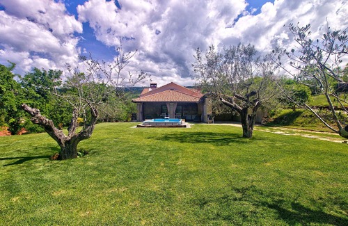 Hrastovlje Apartment | Lovely apartment with A/C, WIFI, private pool, TV, terrace, pets allowed and panoramic view