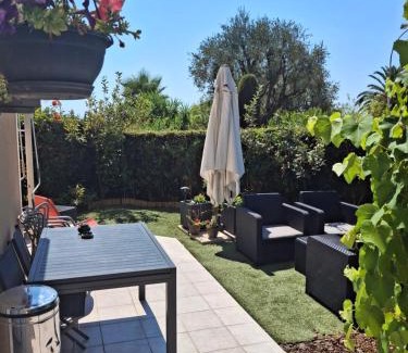 Nice Apartment | Lovely apartment with private garden and a swimming-pool
