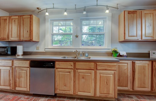 Black Mountain House | Lovely Arts & Crafts Bungalow in downtown Black Mountain - 15mins from Asheville