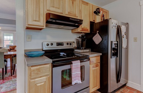 Black Mountain House | Lovely Arts & Crafts Bungalow in downtown Black Mountain - 15mins from Asheville
