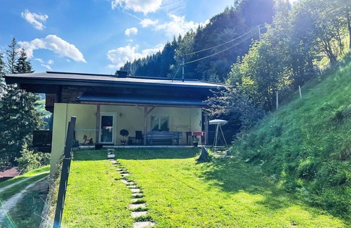 Hollersbach im Pinzgau Apartment | Lovely apartment for 6 guests with WIFI, TV and terrace