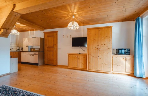 Sankt Martin bei Lofer Villa | Lovely apartment in villa for 2 guests with TV, balcony and pets allowed