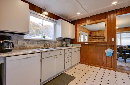 Au Gres Cottage | Lovely Au Gres Cottage w/Hot Tub: Walk to Beach!