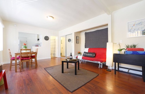 Venice Apartment | Lovely beach apartment w/parking, bikes, pet friendly!