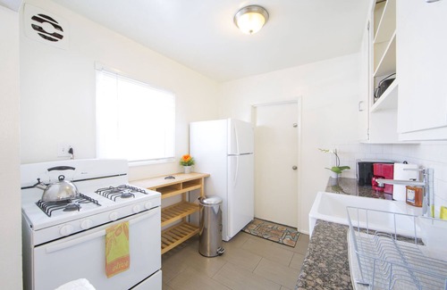 Venice Apartment | Lovely beach apartment w/parking, bikes, pet friendly!