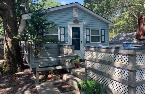 Baiting Hollow Cottage | Lovely beach cottage with private deck, walk to the beach, vineyards nearby