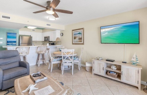 Fort Walton Beach - Destin Condo | Lovely beach-front condo with free beach setup.