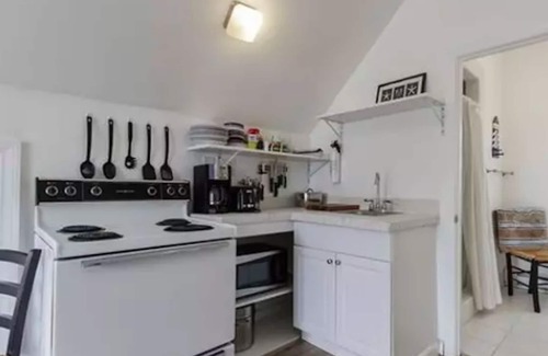 Ocean Park Apartment | Lovely beachside two-bedroom apartment with sundeck