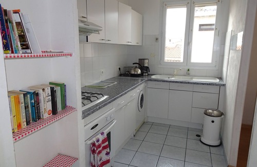 La Gare Apartment | Lovely bright airy apartment in quiet street in centre Perpignan, beach 12km