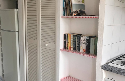 La Gare Apartment | Lovely bright airy apartment in quiet street in centre Perpignan, beach 12km