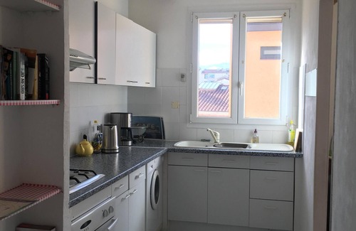 La Gare Apartment | Lovely bright airy apartment in quiet street in centre Perpignan, beach 12km