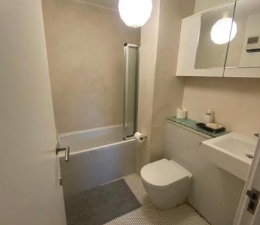 Wapping House | Lovely bright double room-private bathroom