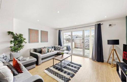 Staple Hill Apartment | Lovely Bristol Gem - Sleeps 23
