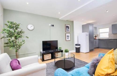 Staple Hill Apartment | Lovely Bristol Gem - Sleeps 23