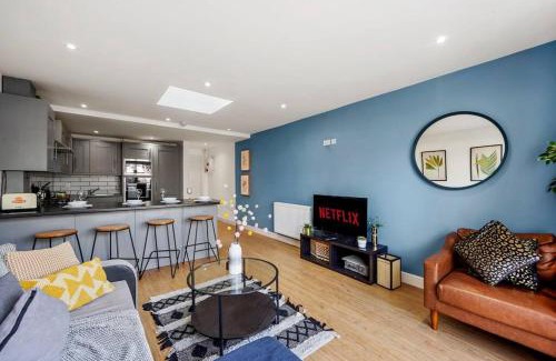Staple Hill Apartment | Lovely Bristol Gem - Sleeps 23