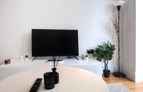 Bromley South Apartment | Lovely Charming 2-Bedroom Apartment in Bow London