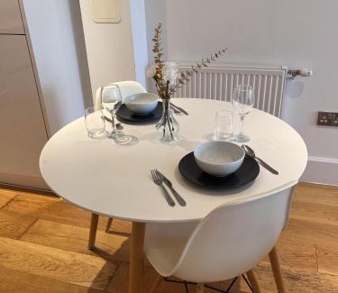 Bromley South Apartment | Lovely Charming 2-Bedroom Apartment in Bow London