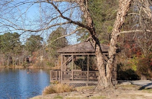Northeast Raleigh House | Lovely & Charming 2BD | 2.5BTH Minimalistic Town House on a Golf Course