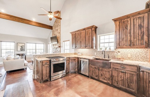 Palo Pinto County House | Lovely Chateau - Sparkling Pool - at Hells Gate