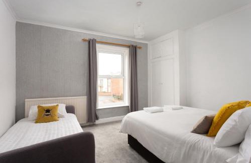 York House | Lovely city town house with free parking sleeps 2 to 6 guests