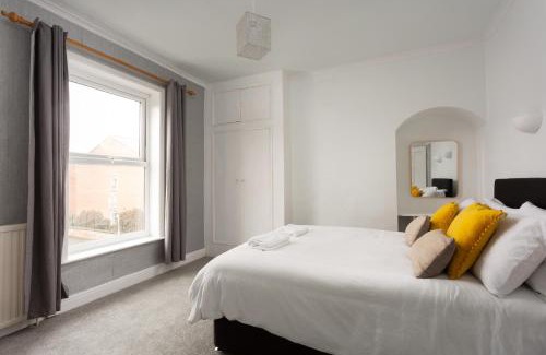 York House | Lovely city town house with free parking sleeps 2 to 6 guests