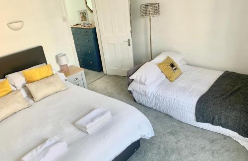 York House | Lovely city town house with free parking sleeps 2 to 6 guests