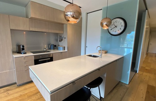 South Melbourne Apartment | Lovely City Views from Modern South Melbourne Apt