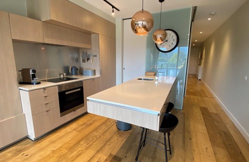 South Melbourne Apartment | Lovely City Views from Modern South Melbourne Apt