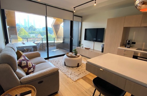 South Melbourne Apartment | Lovely City Views from Modern South Melbourne Apt