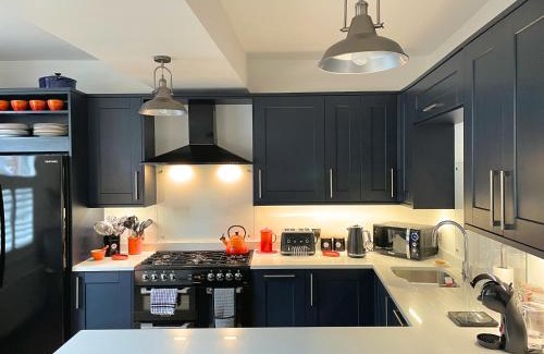 Sheffield Apartment | Lovely Comfortable 3BR House with Parking