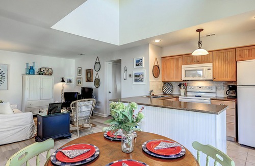 Seabrook Island Villa | Lovely condo near beach with enclosed porch, pool, tennis, and golf access