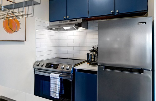 North Queen Anne Apartment | Lovely condo overlooking the Fremont Bridge
