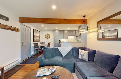 Avon Condo | Lovely condo with fireplace, mountain view, full kitchen, & skiing nearby