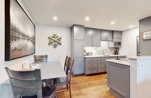 Avon Condo | Lovely condo with fireplace, mountain view, full kitchen, & skiing nearby