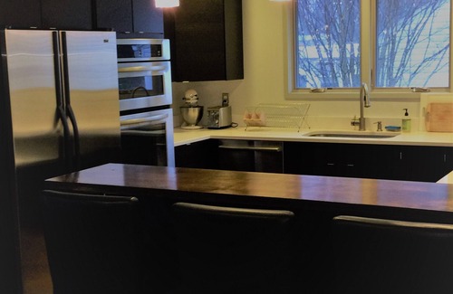 Hillsmere House | Lovely contemporary in water-privileged community