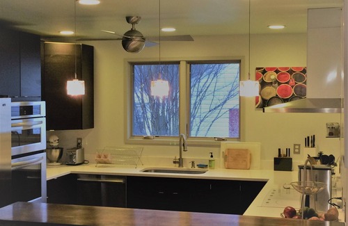Hillsmere House | Lovely contemporary in water-privileged community