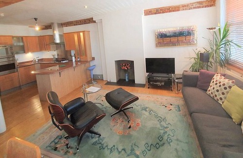 Cathedrals Apartment | Lovely Converted Warehouse near River Thames
