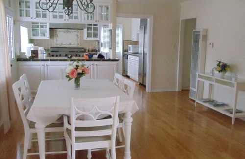 Seaside Cottage | Lovely cottage 2 miles from the beach in quiet neighborhood