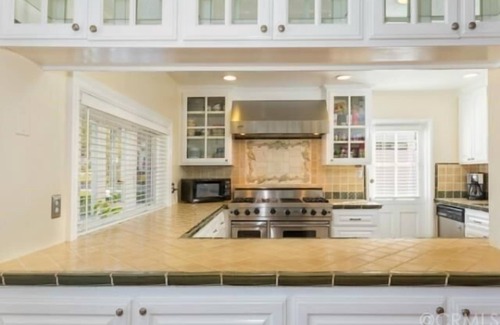 Seaside Cottage | Lovely cottage 2 miles from the beach in quiet neighborhood