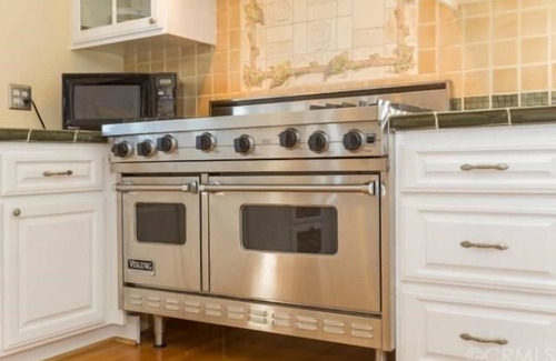 Seaside Cottage | Lovely cottage 2 miles from the beach in quiet neighborhood
