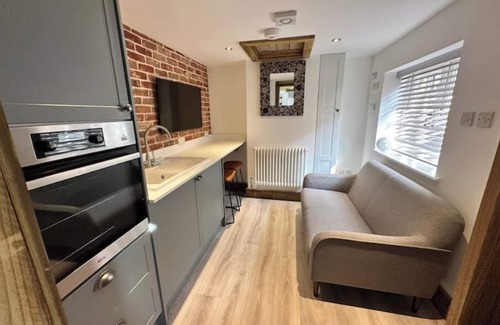 Wokingham Cottage | Lovely Courtyard Studio in Wokingham.nClose to all major travel links.