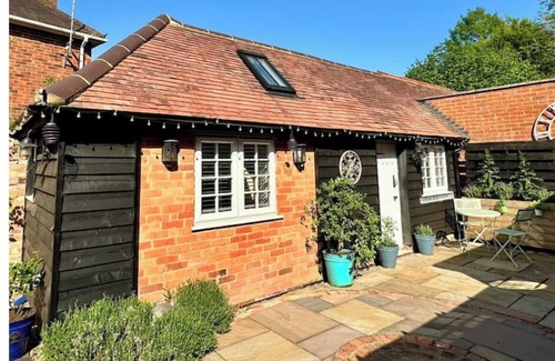 Wokingham Cottage | Lovely Courtyard Studio in Wokingham.nClose to all major travel links.