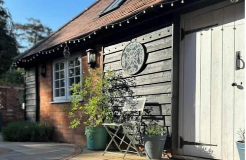 Wokingham Cottage | Lovely Courtyard Studio in Wokingham.nClose to all major travel links.