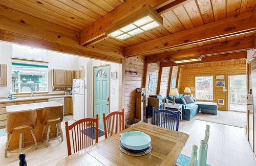 Manzanita House | Lovely dog-friendly home with firepit - walk to the beach & downtown (MCA #329)