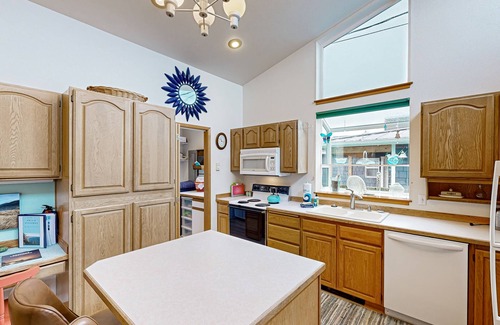 Manzanita House | Lovely dog-friendly home with firepit - walk to the beach & downtown (MCA #329)